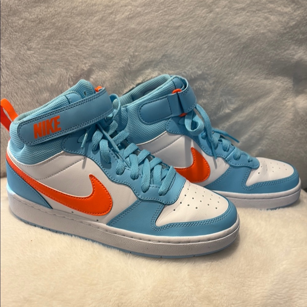 Nike Court Borough, Big Kids Size 6 (women’s size 8)